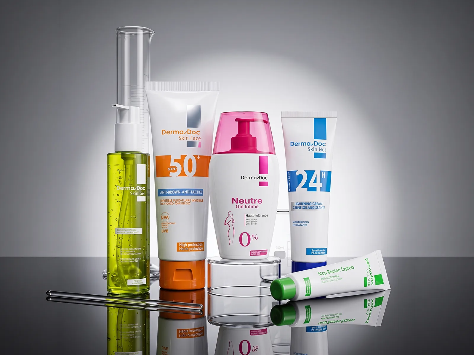 La gamme visage DermaDoc — gel nettoyant, écran solaire SPF 50+, gel intime, crème éclaircissante 24H et Stop Bouton Express — sur un plan réfléchissant.