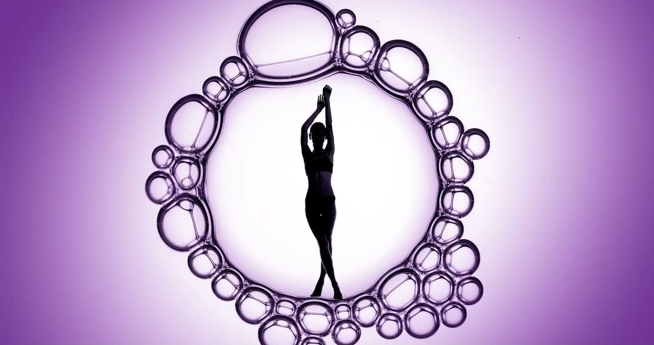 Silhouette au centre d’une couronne de bulles — image d’ouverture du film DermaDoc.